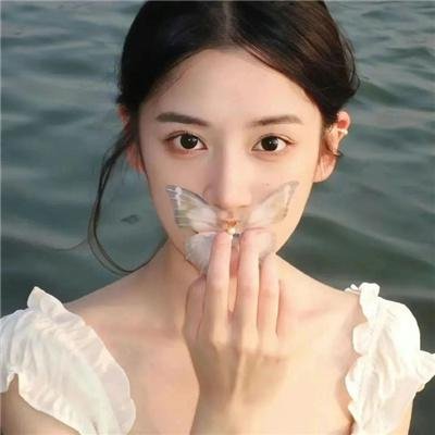 戴流苏耳环的少女